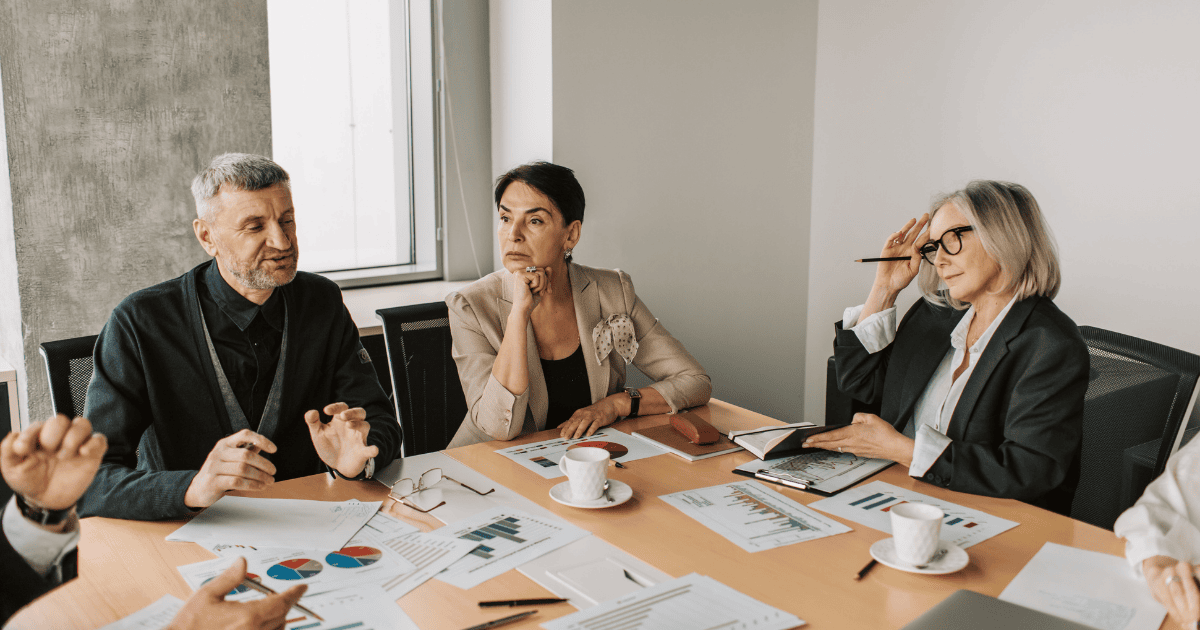 Tudatos üzleti megjelenés és személyes márka irodai környezetben.