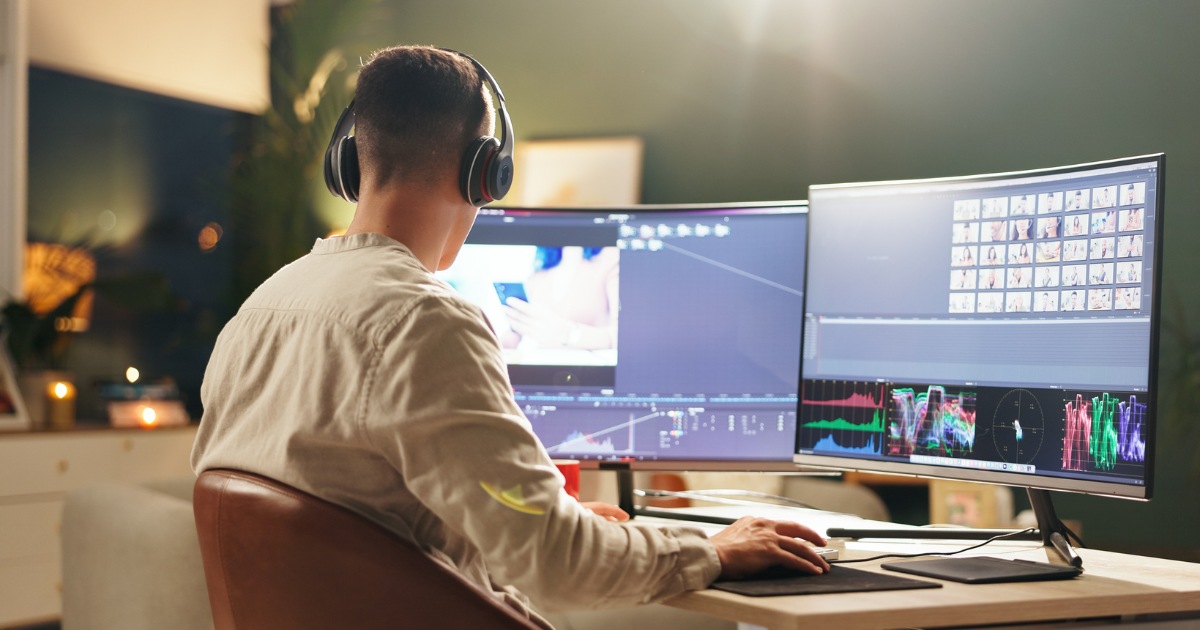Szemléltető kép az AI-támogatott marketing-tartalomgyártásról: fejhallgatós szakember videót szerkeszt két monitoron.